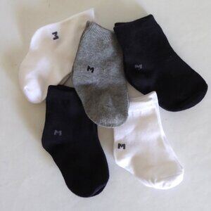 KOHLS BRAND BABY COTTOM KNIT SOCKS 5 PAIR WHITE BLACK GRAY (NEW) SIZE: 3-12M